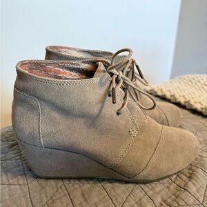 Tom’s Lace-Up Wedges